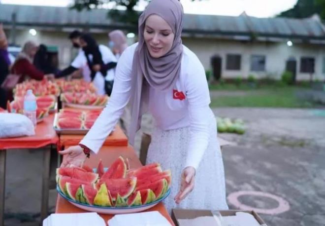 Hesap daha ncede twitler atarak zelik'i zor durumda brakmt.