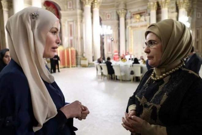 zellikle Afrika lkelerinde hem su kuyular hem de okul atran ve Diyanet Bakanl tarafndan yilik dlne layk grlen zelik, sahte hesaplarn adna balar topladn syledi.