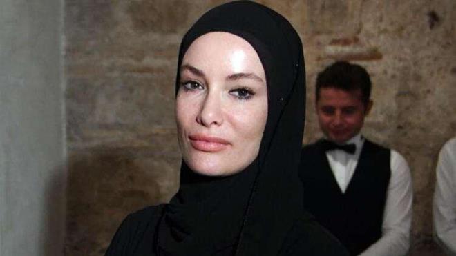 39 yandaki Zeynep Gamze zelik, adn ve fotoraflarn kullanan hesaplara sava at.