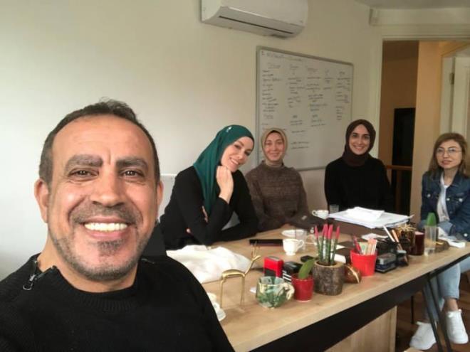 Hayranlarn uyaran zelik, sahte hesaplar vererekte takipilerinden bu hesaplardan ikayeti olmalarn istedi.