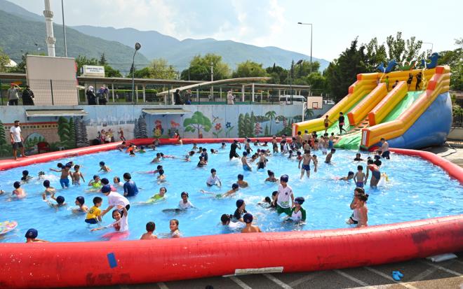 Okul bahesinde aquapark<br>&#8232;Yldrm ilesindeki Glhanm Karasu lkokulu bahesinde kurulan yzme havuzunu ziyaret eden Bursa Bykehir Belediye Bakan Alinur Akta, Yldrm Belediye Bakan Oktay Ylmaz ile birlikte ocuklar ve aileleriyle sohbet etti. Bykehir Belediye Bakan Alinur Akta ile fotoraf ektiren vatandalar, ocuklar iin yrtlen projeden dolay teekkr etti. Okul bahesi tam bir aquapark andrrken, ocuklar kaydrakl havuzlarda gnllerince elendi. Okul bahesine havuzlarn kurulmasyla birlikte byk bir istek ve heyecanla okula koan ocuklar, tatilin de tadn karyor.&#8232;