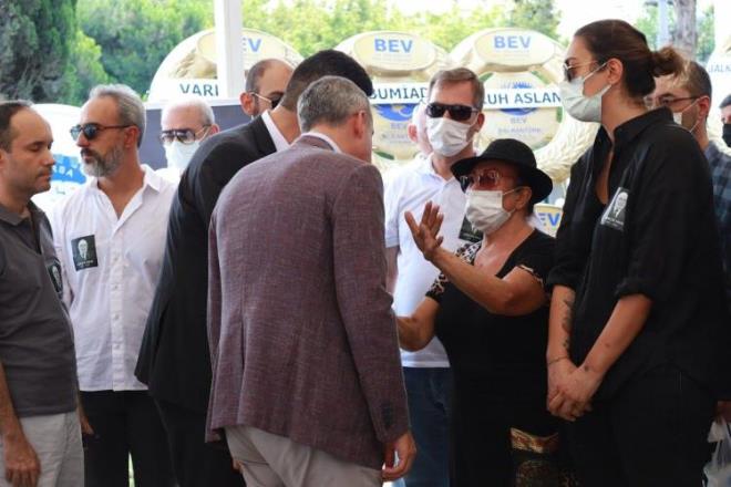 Gkin Aras iin lende, Bursa Organize Sanayi Camii'nde cenaze namaz klnd. Aras ailesinin taziyeleri kabul ettii cenazeye eski Devlet Bakan Faruk elik, BTSO Bakan ve Trkiye Futbol Federasyonu Bakan Vekili brahim Burkay'n yan sra i insanlar ile sanat arkadalar Oktay Kaynarca ve Seluk Yntem, yaknlar ve sevenleri katld.