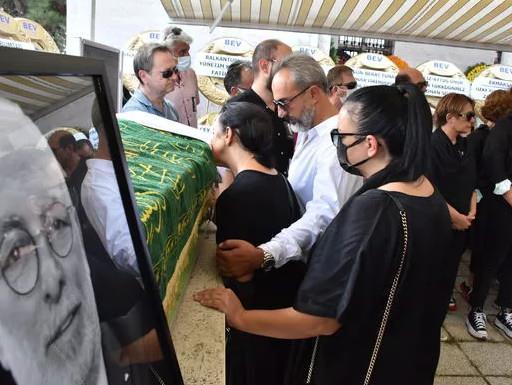 Gkin Aras'n cenazesi, klnan cenaze namaznn ardndan Fethiye Mezarl'nda topraa verildi.