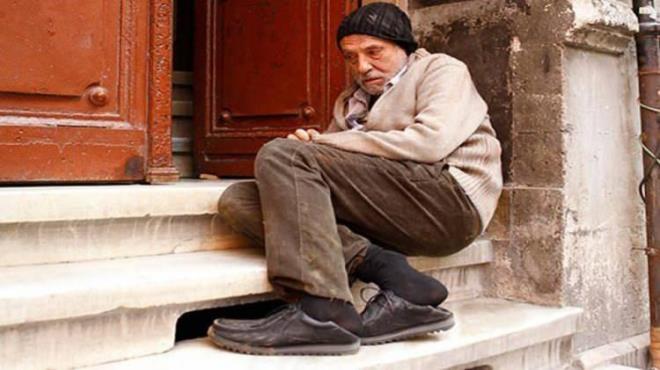 Getiimiz gnlerde kolunda hissettii ar nedeniyle gittii hastanede ekilen MR sonucunda akcierinde kitle tespit edildiini dile getiren Civan Canova'dan kahreden haber geldi. Usta oyuncu 67 yanda hayata gzlerini yumdu.