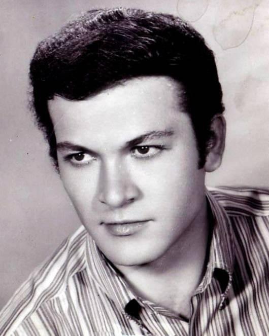 "LK FLM SETNE BEN O GTRD"    Civan Canova, "Ben kkken hayat yle gerektirdi ve annemle babam ayrld, annem Kartal abiyle evlendi. 9 yamdan itibaren hep yanmda oldu. Kardelerim ve biz birbirimizi hep ok sevdik. Ailesine ok dknd. ocuklarna ok dknd. Mesleine ok dknd. Deerli bir insand. Ben Kartal abiyle beraber bydm. lk film setine beni Kartal abi bir gtrd." ifadelerini kulland.