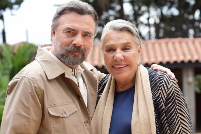 BEN BU CHANA SIMAZAM DZSNN KONUSU NE?    Kkl ve gl bir aileden gelen Cezayir Trk, devleti iin alan ve bir sabotaja kurban giden aabeyinin intikamn alr. Devletin bekas ve ailesinin gvenlii iin ld gsterilerek yeni bir hayata balar. Cezayir Trk, yurt dnda devam eden operasyonlarda bir yaralanma sonucu snr tanmayan doktorlardan Firuze ile tanr. Her ne kadar eini ve ailesini zlese de onlara bir daha dnemeyeceini bilmektedir.