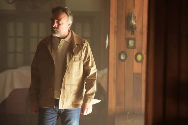 Firuze?ye ak olup, yeniden bir aile kuran Cezayir, bir sre sonra deifre olur ve tekrardan hayata, stanbul?a dnmek zorunda kalr. Fakat bu gelimelerden ne yeni ailesinin ne de yllardr onu zleyen ve mezarnda dua eden ailesinin haberi vardr. Emanet ederek geride brakt stanbul ise bambaka bir stanbul olarak karsna kacaktr.