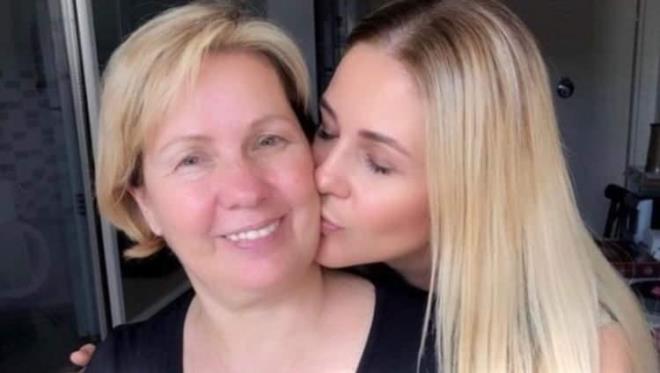 Ekranlardan uzak bir hayat sren Emine n getiimiz yaz annesi Mzeyyen Bolverdi koronavirse yakalanm e gnlerce youn bakmda yaam mcadelesi vermiti.