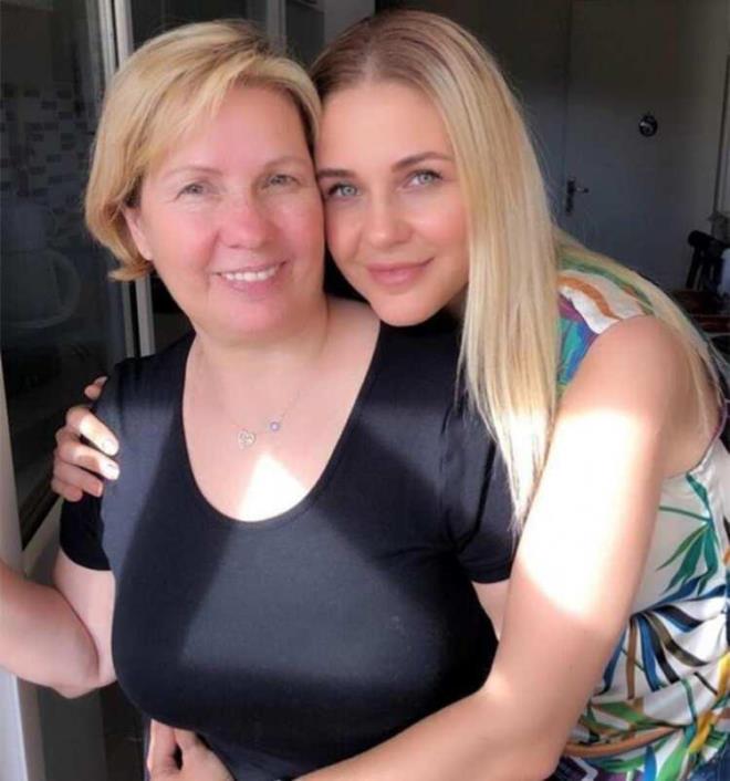 Emine n, annesi Mzeyyen Bolverdi'yi lm yl dnmnde unutmad. Sosyal medya hesabndan bir paylam yapan gzel oyuncu, duygularn satrlara dkt.