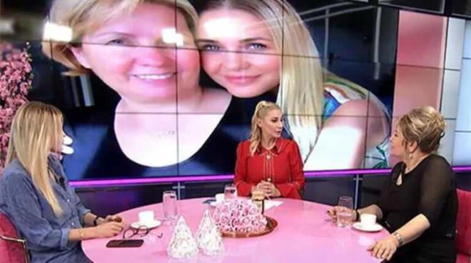 Zor gnleri atlatmaya alan Emine n, aylar nce zlem Esra Adakul'un sunduu 'Pembe Masa' programna konuk olmutu. Bir ara annesinden bahseden n, programda duygusal anlar yaamt.  <br>  ?Zaman tabii ki her eyin ilac? diyen n, "Hibir zaman unutamayacam yreimde hep sz olacak annem. Babam da keza yle. Onu da ok uzak bir tarihte kaybetmedim.  yl oldu. kisinin ayn anda yok olmas zaten ok garip ve enteresan geliyor. Bazen uyanyorum sanki yayorlarm, varlarm gibi" ifadelerini kullanmt.