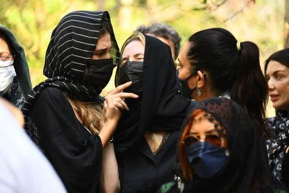 Ancak koronaya yenik derek hayatn kaybetmiti. Ac haberi Instagram hesabndan yapt paylamla takipilerine duyuran gzel oyuncu, "Annem... Kapkara gn, acmn tarihi yok" ifadelerini kullanmt.