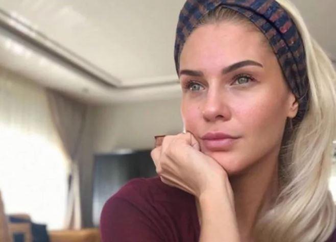 Getiimiz sene annesini kaybeden Emine n'den yrek burkan paylam geldi. n, annesinin lm yldnmn sosyal medya hesabndan yapt duygusal paylamla yad etti.