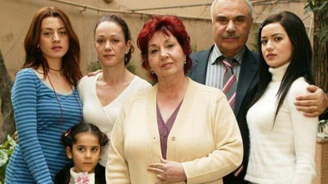 Halil Ergn, Gven Hokna, Tolga Karel, Gke Bahadr ve Fahriye Evcen gibi sevilen isimlerin kadrosunda yer ald dizinin final yapmasnn zerinden yllar gese de hala daha byk bir heyecanla izlenmeye devam ediyor.
