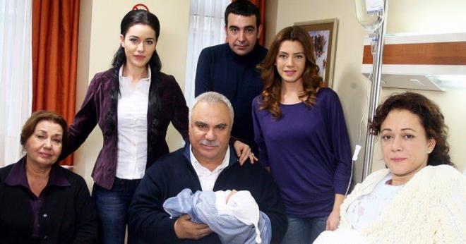 Bir dnem Kanal D ekranlarnda frtna gibi esen fenomen dizi Yaprak Dkm, srkleyici yks ve karakterleriyle adndan sz ettiriyor.