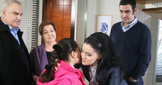 Ailenin iine girdikten sonra kurduu entrikalar ve oyunlarla adndan sz ettiren Ferhunde karakterinin eini oynayan Hasan Kketin ise diziden sonra uzun bir sre ekranlarda grnmedi.