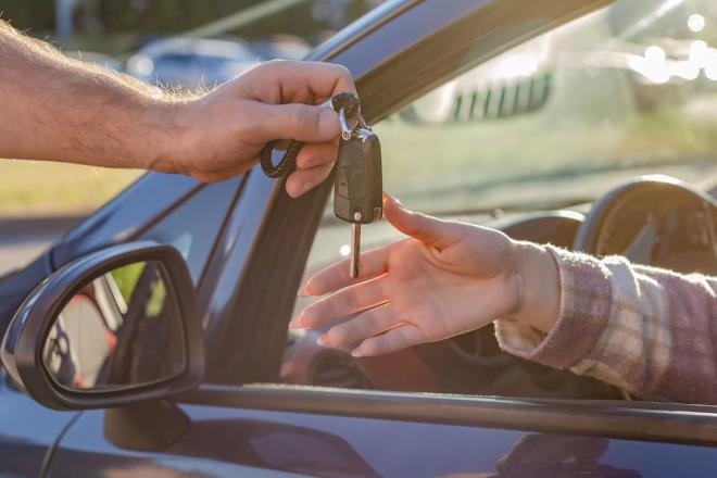 EN HIZLI RENAULT SATILDI    Trkiye pazar sat hz Temmuz'da ortalama 55 gn olurken, en hzl satlan marka 47 gnle Renault oldu.    En yava satlan marka ise 68 gnlk sat hzyla Mercedes-Benz ile BMW olarak belirlendi.