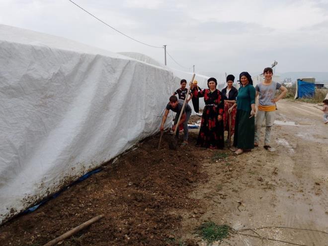 ''�ADIRIN ���NE TOPRAKTAN DUVAR �RD�M''    Kayseri'den her sene Yeni�ehir'e mevsimlik i��i olarak geldiklerini s�yleyen Melike A�ar (44), �ad�r�n�n kullan�lamaz hale geldi�ini ve geceyi n�bet tutarak ge�irdiklerini belirterek ��yle konu�tu:    "�anl�urfal�y�z, Kayseri?de oturuyoruz. Her sene geliyoruz. �ok �iddetli ya�mur geldi, dolu ya�d�. Unumuz, ekme�imiz gitti. Ekme�in yar�s�n� ��pe att�m. Ekmek a�acak yer yok, odunlar hep �sland�.