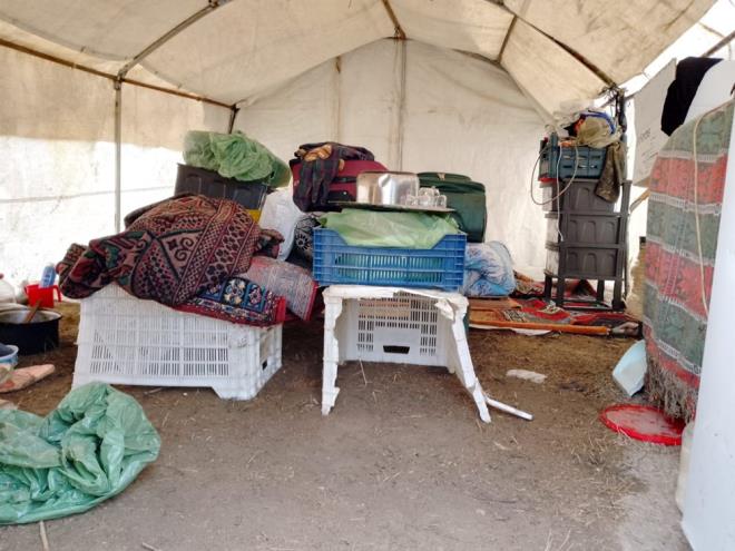 �oluk �ocukla peri�an olduk. Yataklar �sland�, i�eriyi su bast�. Gece boyunca uyumad�k, hep ayaktayd�k. ��eri toprak g�t�r�p, duvar gibi �ad�r�n kenarlar�n� �rd�m.''