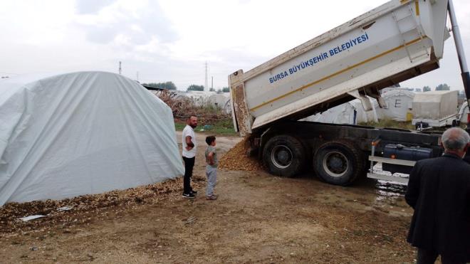 Su bask�nlar�na kar�� b�lgeye tedbir ama�l� AFAD, ANDA ve K�z�lay ekipleri de sevk edildi. Temizlik �al��malar�n�n yan� s�ra zemin g��lendirilmesi i�in b�lgeye �ak�l getirildi.