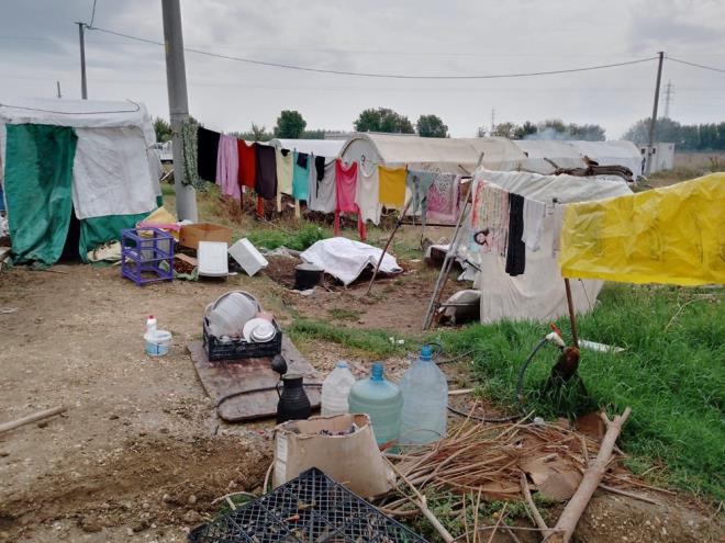 24 senedir k�ye geldi�ini s�yleyen mevsimlik i��ilerin �avu�u Selahattin De�nekli ise ''�ad�rlar�m�z s�k�nt�l�, 12 senedir ayn� �ad�rlar� kullan�yoruz. 11 �ad�r zaten gitti. Yetkililerden daha g�venli yeni �ad�rlar istiyoruz" diye konu�tu.