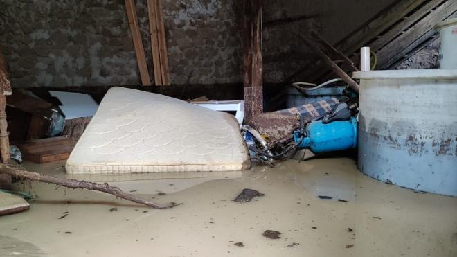 Evde ��kmaya �al���rken sel sular�na kap�larak 300-400 metre s�r�klenen 4 ki�i, �evredekilerce kurtar�l�p, hastaneye kald�r�ld�.