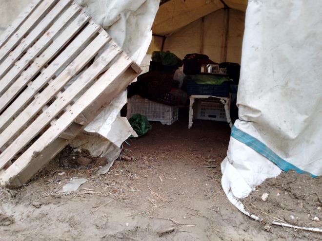 ''11 �ADIR KULLANILAMAZ HALDE''    �iddetli ya�mur sonras� i��ilerin ihbarda bulundu�unu belirten Mente�e Mahallesi Muhtar� Ahmet Erdem Bayram, "80 �ad�r�m�z var, su alt�nda kalan 11 �ad�r�m�z oldu. Kullan�lamaz hale geldi. B�y�k�ehir ve Yeni�ehir belediyemiz �al��malar�n� yap�yorlar, �ak�l malzemesi getirdiler. Zemini d�zeltip, tekrar yeni �ad�rlar kuraca��z" dedi.