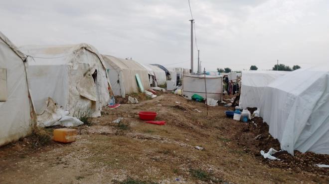 Meteoroloji'nin ikinci uyar�s� sonras� i��iler, �ad�rlar�n�n etraf�nda ya�mur suyu kanal� a�maya �al��t�. Beklenen sa�anak nedeniyle i��ilerin ba�ka b�lgeye nakledilece�i ��renildi.