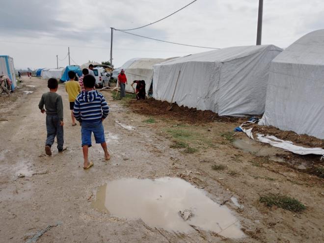 Bursa'da sa�anak ve dolu �zellikle Orhangazi, �znik ve Yeni�ehir'de hayat� olumsuz etkiledi. Yeni�ehir'in Mente�e Mahallesi'nde 320 mevsimlik i��inin kald��� 80 �ad�r� su bast�.