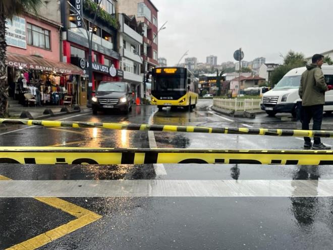 YOL ��KT�    Ey�psultan'da �ETT otob�s�n�n ge�i�i s�ras�nda sa�ana��n etkisiyle yolda ��kme meydana geldi.    ��kme nedeniyle otob�s�n �n k�sm�ndaki lastikler zemine g�m�ld�.