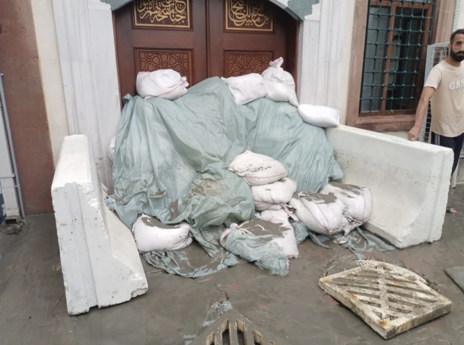 KUM TORBALI BAR�KAT �NLEM�    Esenyurt'un bir mahallesindeyse camii su basmamas� i�in 'kum torbal�' barikat �nlemi al�nd�.