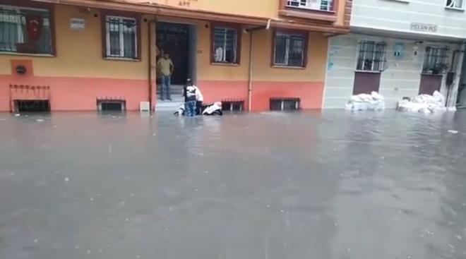 NE ZAMANA KADAR DEVAM EDECEK?    �te yandan Meteoroloji taraf�ndan 'sar� kodlu' uyar� verilen megakentte, ya���l� havan�n gece saatlerine kadar s�rmesi bekleniyor.