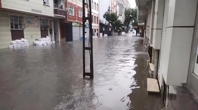 ESENYURT'TA Y�NE SU BASKINI    Esenyurt'ta ise her �iddetli ya����n ard�ndan olu�an g�r�nt� de�i�medi.