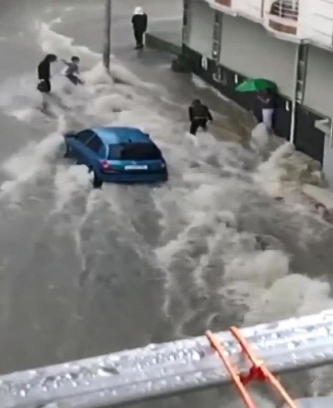 AKINTIYA KAPILDI    Yine Esenyurt'ta yolun kar��s�na ge�meye �al��an bir �ocu�un ak�nt�ya kap�ld��� g�r�ld�.