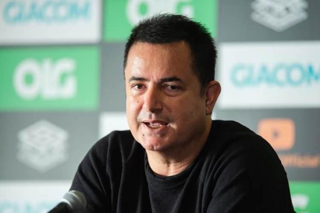 Sk sk kzlaryla sosyal medya hesabndan paylamda bulunan Ilcal hakknda artan bir gerek ortaya kt.