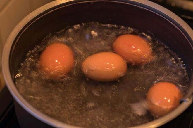 Uzmanlar tarafndan sklkl tketilmesi nerilen yumurta hem protein hem de kabuklarnda bulunan kalsiyum asnda zengin ve doyurucu bir besindir.