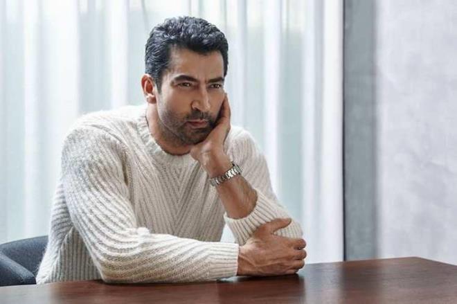 KENAN MRZALIOLU NEREL?    nl oyuncu Kenan mirzalolu, 18 Haziran 1974 ylnda Ankara ilinin Bal ilesine bal em kynde dnyaya gzlerini at. Ailesinin soyu Bozulus Trkmenleri'nin Tabanl airetine dayamaktadr.