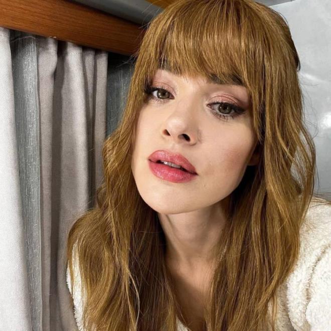 Soral sonrasnda "Umarm hayat boyu yollarmz hep kesiir!  lk gnden itibaren bana hep ayn scaklkla yaklaan, yllardr sanki bir aradaymz gibi hissettiren, beraber oynamaktan ok keyif aldm yol arkadalarm @halitozgursari & @_helinkandemir , iyi ki sizdiniz! Hayat size hep gzellikler getirsin." szlerini kulland.