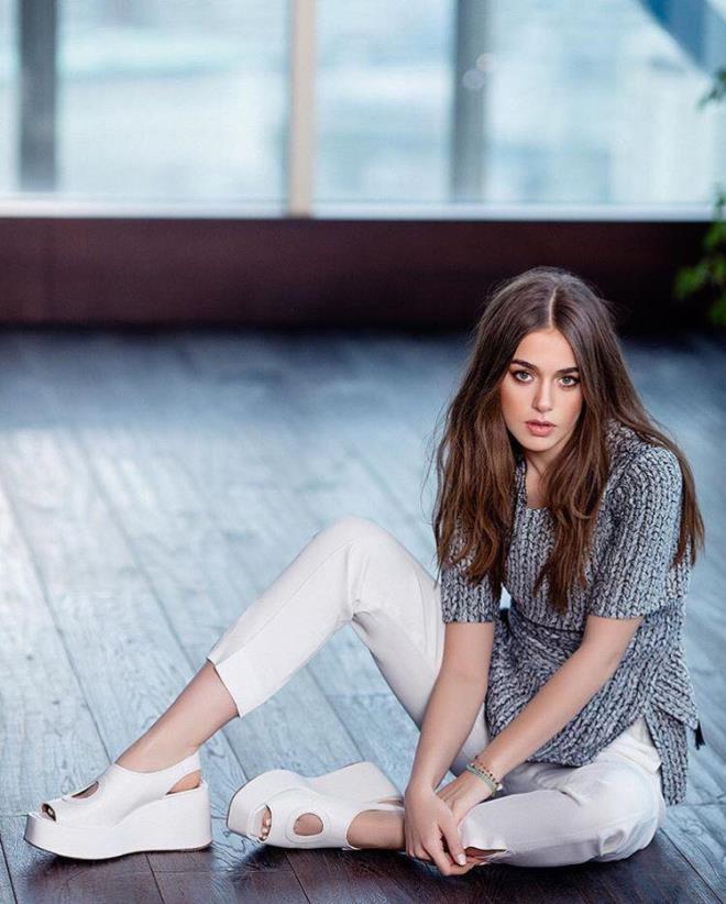 Getiimiz gn zel Ders film ekimi iin kamera nne geen Soral'n klktan kla giren hali tm dikkatleri zerine ekti.