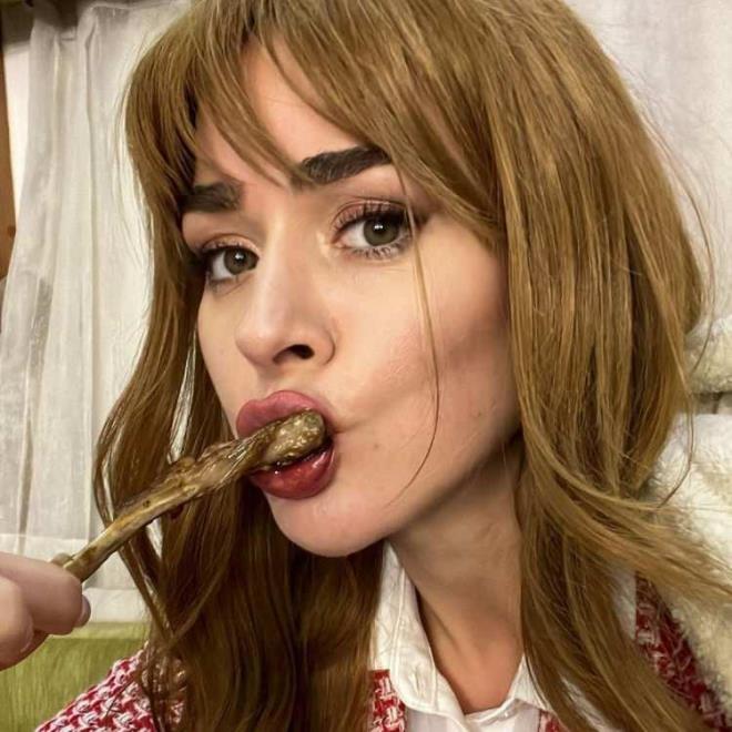 Oyuncu yapt paylamla "Bu yoktu, iimden geldi. O zaman buyurun Private Lesson/zel Ders kamera arkas. Daha sonra da 2. seri gelir. E sonra da filmimiz gelir artk heralde" aklamasnda bulundu.