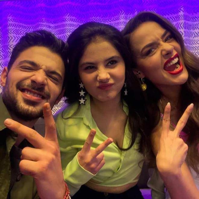 Netflix iin ekilen ve barollerini Halit zgr Sar ve Bensu Soral?n paylatklar, yapmclnn OGM Pictures ile Organic Film?in stlendii zel Ders filminin ekimlerinin ardndan gelen fotoraflar, heyecan yaatt.