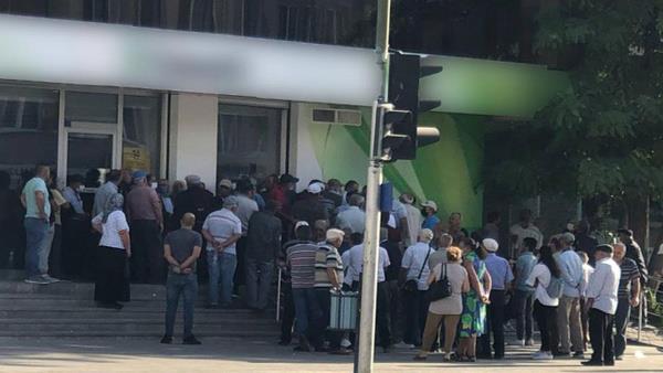 Erzincan?da bankalarn promosyon cretlerini 7 bin 500 liraya kadar karmasyla birlikte emekli vatandalar sabahn erken saatlerinde bankalarn nnde sraya girdi. Mesai saatinden nce maa hesabn deitirecekleri bankalara gelen vatandalar metrelerce kuyruk oluturdu.  Promosyon alabilmek iin sraya giren Mehmet Yeil (73), ?Dn sabah geldim. Sra almtm. Geri iade ettiler. Bugn yeniden alacam. Saat 08.00'de geldim. Burada 7 bin 500 lira para veriyorlar. Onun iin geldim, ilem yaptrmaya alyorum. Erken geldim ama hala sra alamadm? dedi.