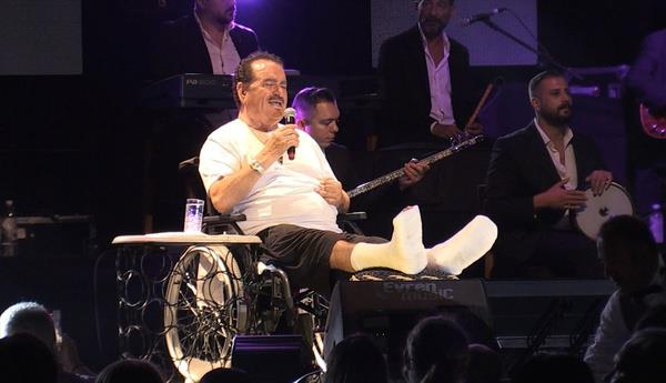 Sabah saatlerinde Borum-Yalkavak yolu zerinde trafik kazas geiren brahim Tatlses, akam saatlerinde tekerlekli sandalye ile tedavi grd Bodrum Acbadem Hastanesi'nden ayrlp nceden konser program olan Ortakent'te bulunan Gnay Restoran'a geldi. Neesi olduka yerinde olduu gzlenen brahim Tatlses, bir yandan ark okuyup dier yandan da yaad kazay hayranlarna anlatt. Sahnede zaman zaman duygusal anlar da yaayan Tatlses, oturduu yerden verdii konserinde, izleyiciye kar ayaklarn uzatmak zorunda kaldndan dolay hayranlarndan zr diledi. Konser srasnda doktorunun gzn brahim Tatlses'ten ayrmamas dikkat ekti.