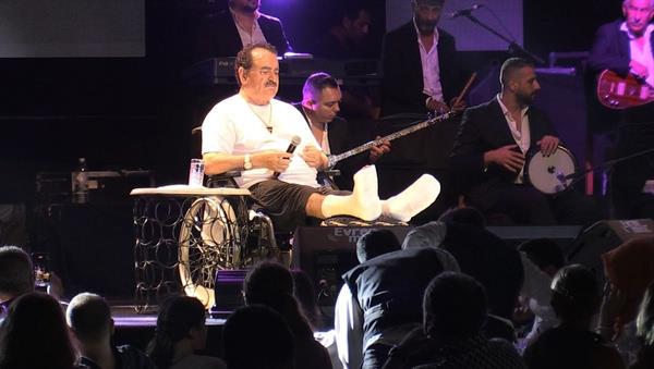 Bodrum-Yalkavak yolunda geirdii trafik kazasnda lmden dnen nl sanat brahim Tatlses, geirdii kazadan 12 saat sonra tekerlekli sandalye ile sahneye kp konser verdi.