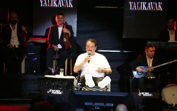 Ayandaki krk nedeniyle Gnay Restoran'daki konserinde oturarak paralar seslendiren Tatlses'i ok sayda hayran dinledi.