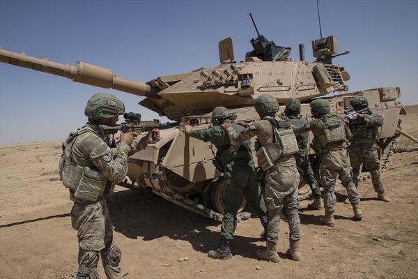 Suriye sahasnda terr rgtlerine ynelik operasyonlarda byk baarlan kazanan komandolarn dayanklln artrmaya ynelik eitimlerde tahta perde ini, kou parkurlar, mekik ve nav alanlar, engelli atlama yerleri, trmanma ve srnme faaliyetleri icra ediliyor.