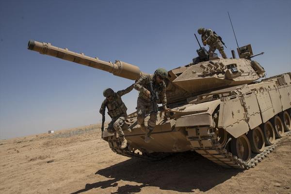 Tel Abyad ilesinde komando eitim yerlekelerinden biri olan 11. Komando Tugay?nn zel Eitim Merkezi'nde daclk, zel engel parkuru, keskin nianc at eitimi ve tank avcl eitimi veriliyor.