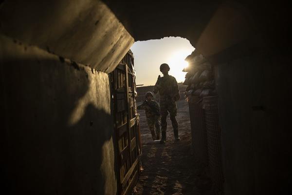 Tel Abyad?n giri ve klarnda durdurulan ara ve siviller ilk olarak ruhsat ve kimlik taramasna tabi tutuluyor. Aralar daha sonra TSK?nn bomba arama kpei tarafndan da didik didik aranyor.
