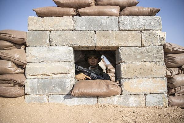 Bar Pnar Harekat blgesinde gven ve huzur ortamn salayan Mehmetiin Tel Abyad ile merkezinin giri noktalarnda uygulad youn nlemler ve denetimler ile komandolarn zorlu eitimlerini grntlendi.