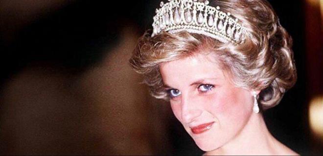 Konumasna devam eden Mailliez, unlar syledi: ?Aracn sa tarafndaki iki kii hayattayd. ndeki yolcu lk atyordu, arkadaki kadn yolcu ise aracn zemininde dizlerinin zerindeydi, ba aa doru eilmiti, nefes almakta gl ekiyordu, acil olarak yardma ihtiyac vard