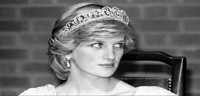 Doktor, arataki yolcular grdkten sonra yardm armak ve ilk yardm malzemelerini almak iin kendi aracna kotu.